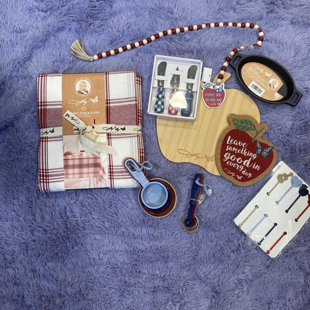Dolly Parton Kitchen Bundle Tablecloth Cutting Board Cheese‎ Knives Pan 9pc Set
